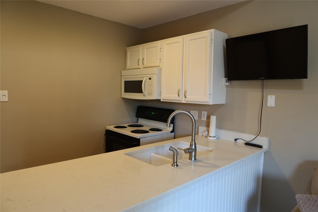 2210 Pearl St - Photo 6
