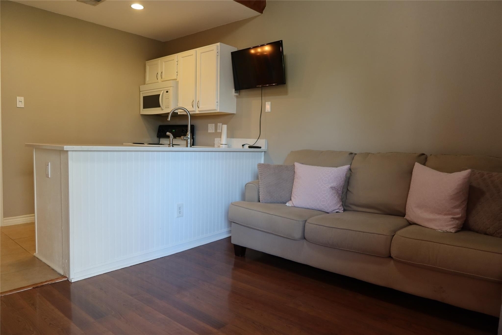 2210 Pearl St - Photo 2