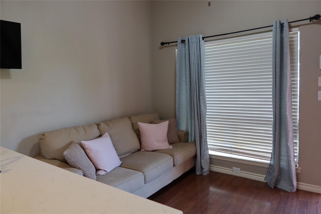 2210 Pearl St - Photo 3