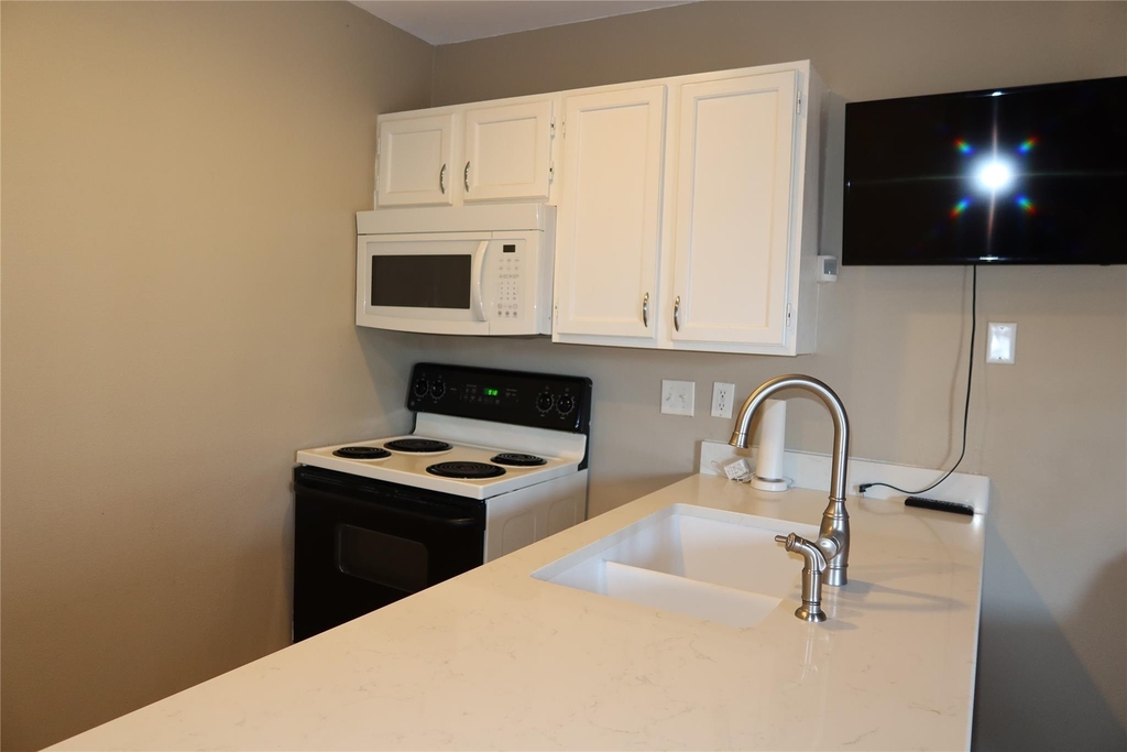 2210 Pearl St - Photo 4