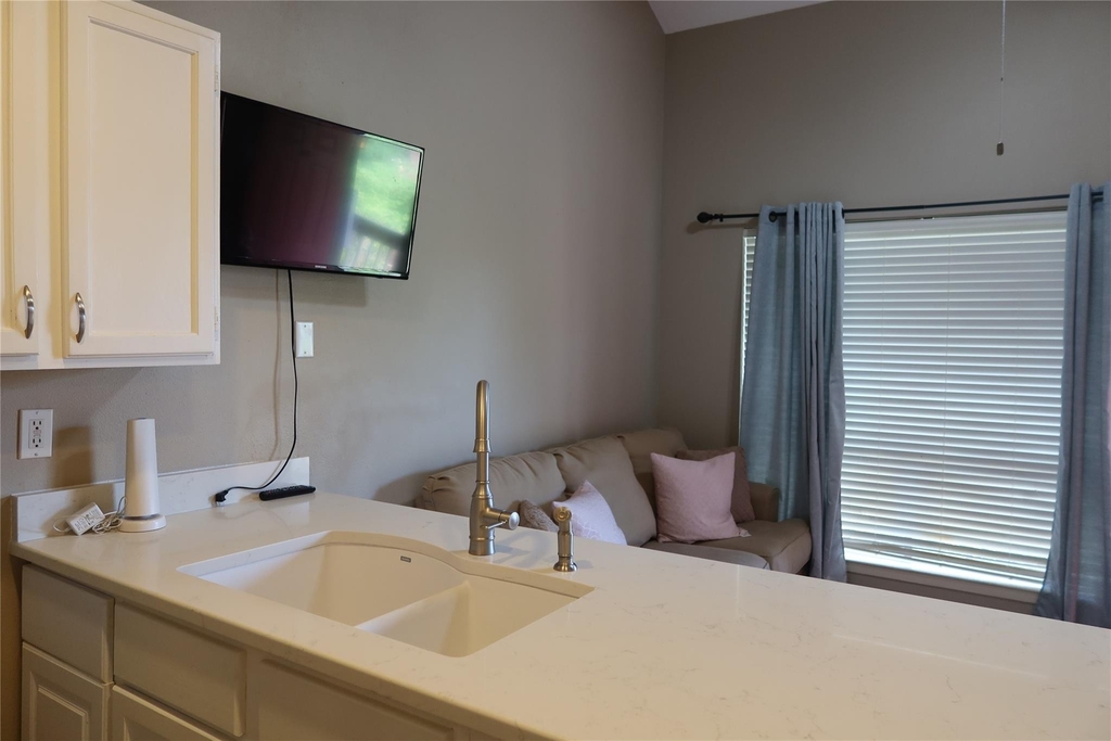 2210 Pearl St - Photo 7
