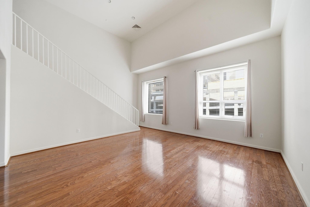 914 Main Street - Photo 1