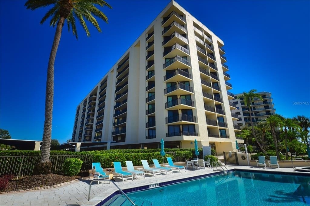 690 Island Way - Photo 0