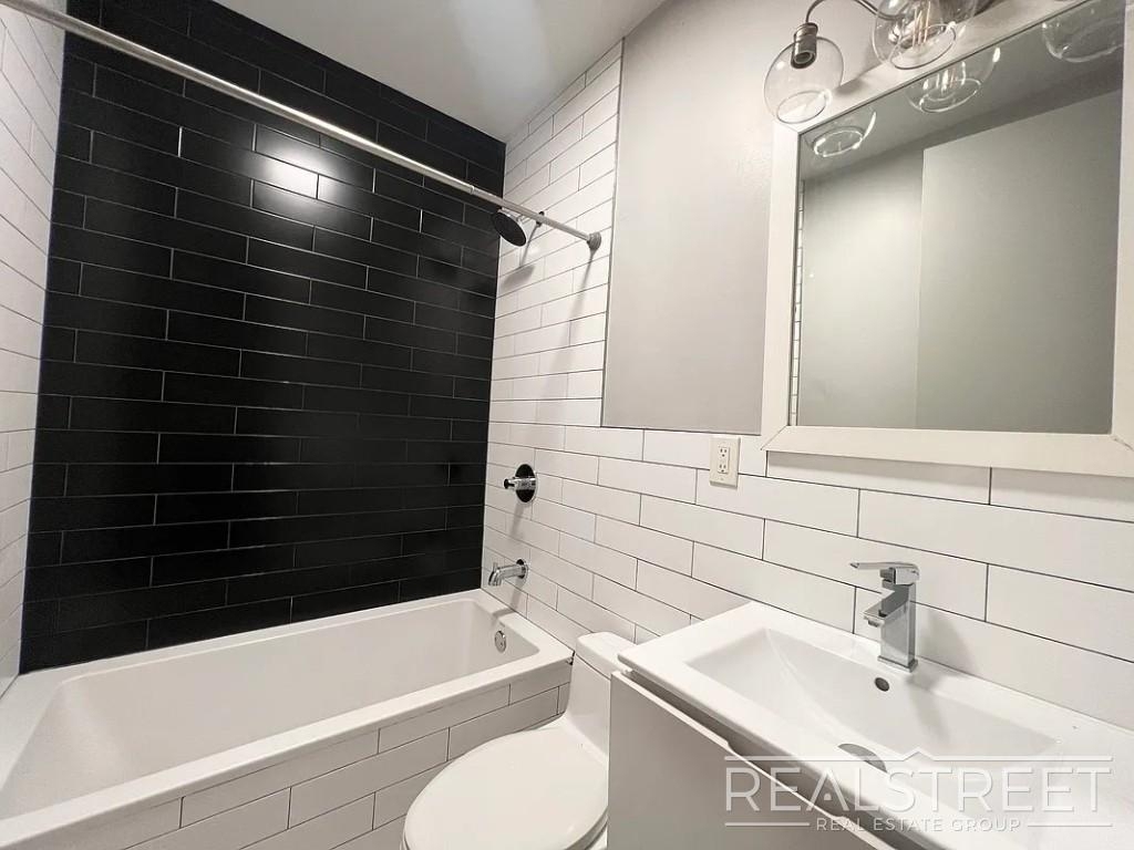 1351 Hancock Street - Photo 7