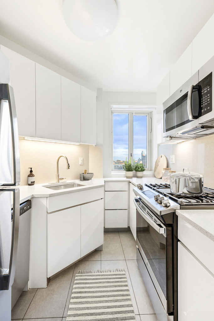 1st Avenue - Photo 5