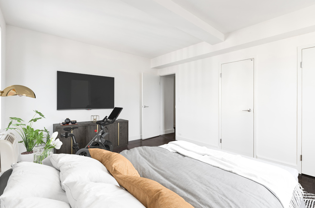 1st Avenue - Photo 16