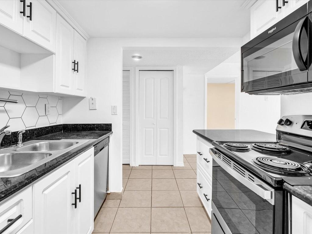 220 Lakeview Drive - Photo 10