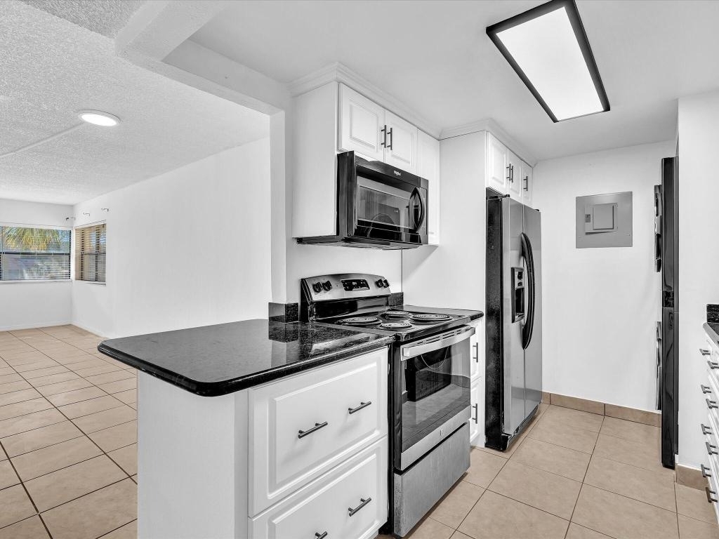 220 Lakeview Drive - Photo 3