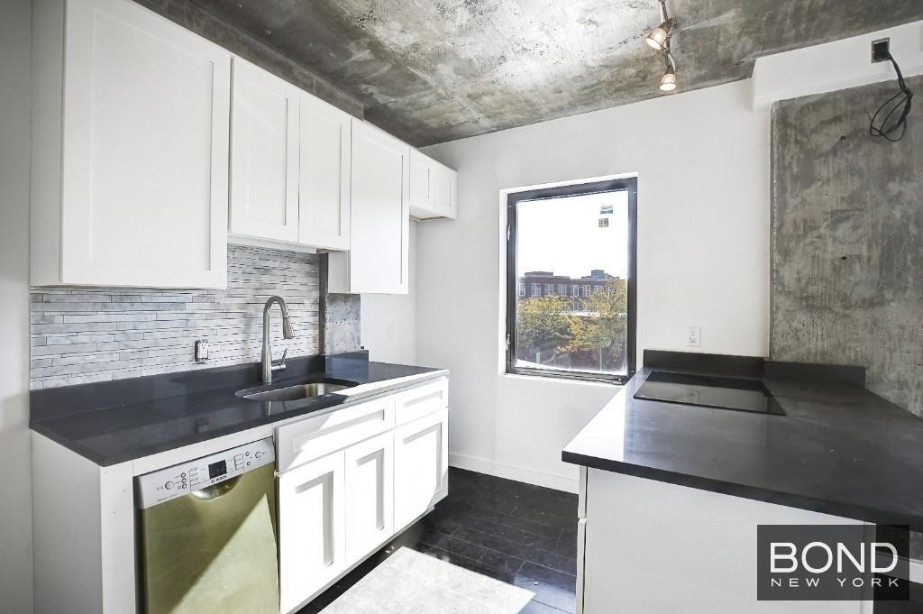 12-02 Astoria Boulevard - Photo 0