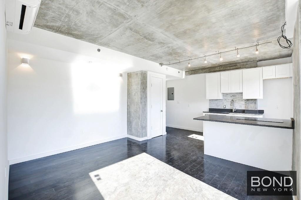12-02 Astoria Boulevard - Photo 2