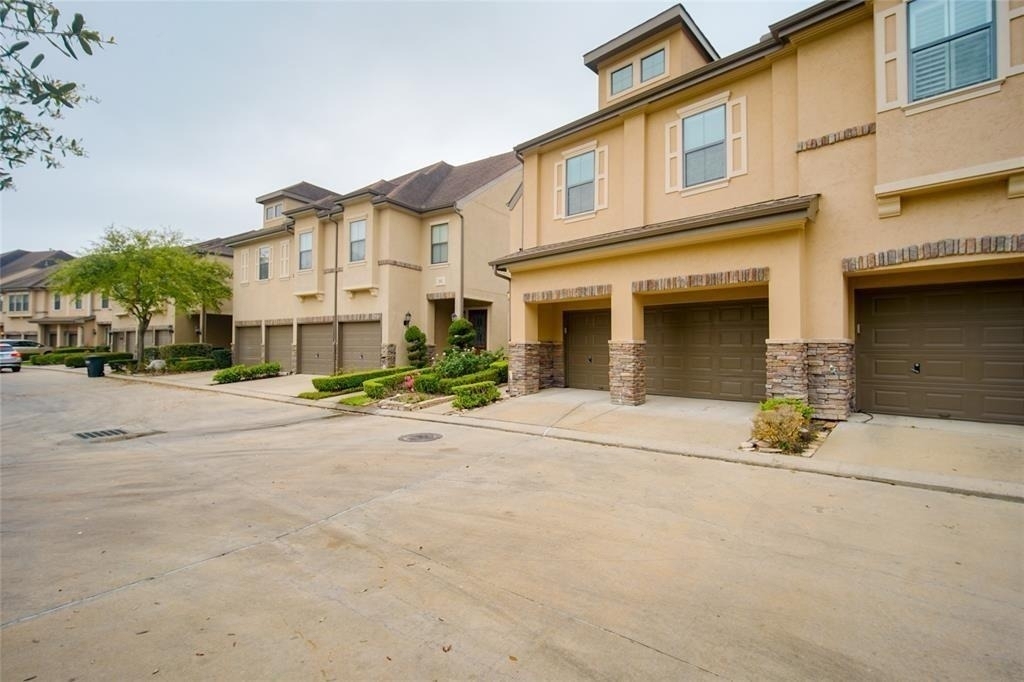 2906 Royal Oaks Crest - Photo 1