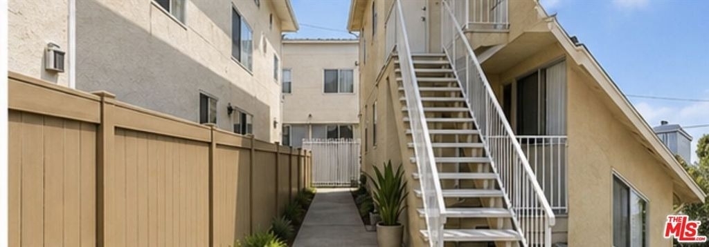 1441 S Hayworth Avenue - Photo 1