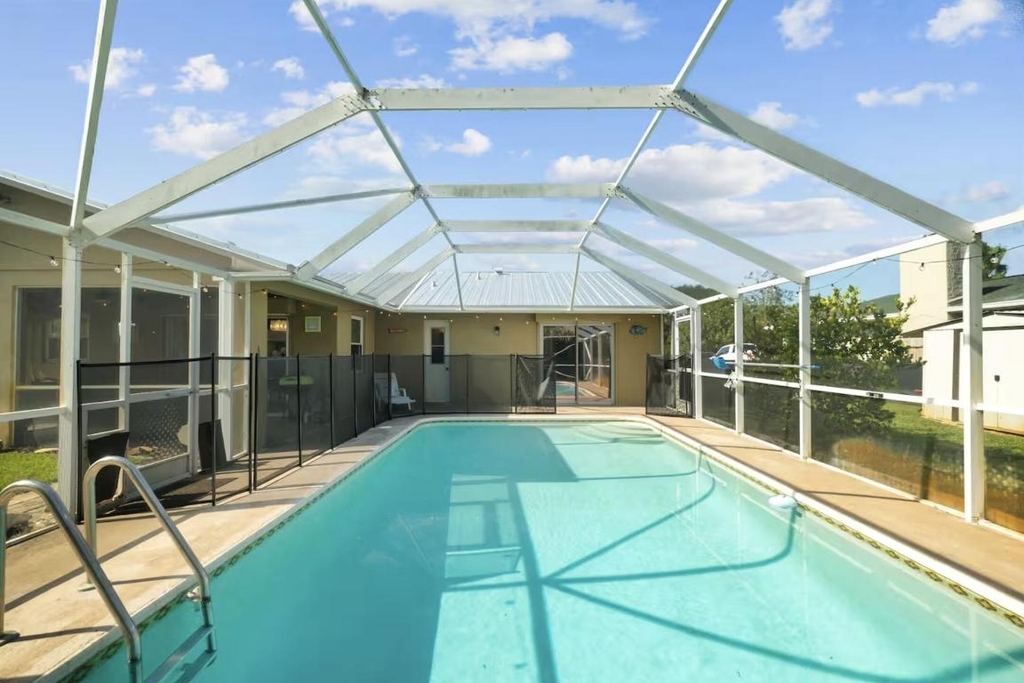 730 Se White Avenue - Photo 1