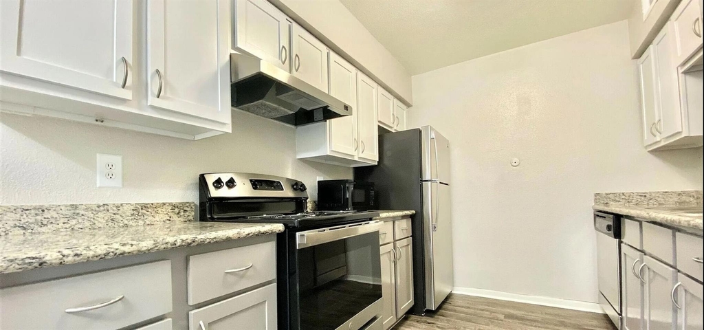 874 Yorkchester Dr - Photo 4