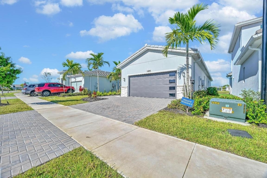 14185 Sw Daphne Street - Photo 1