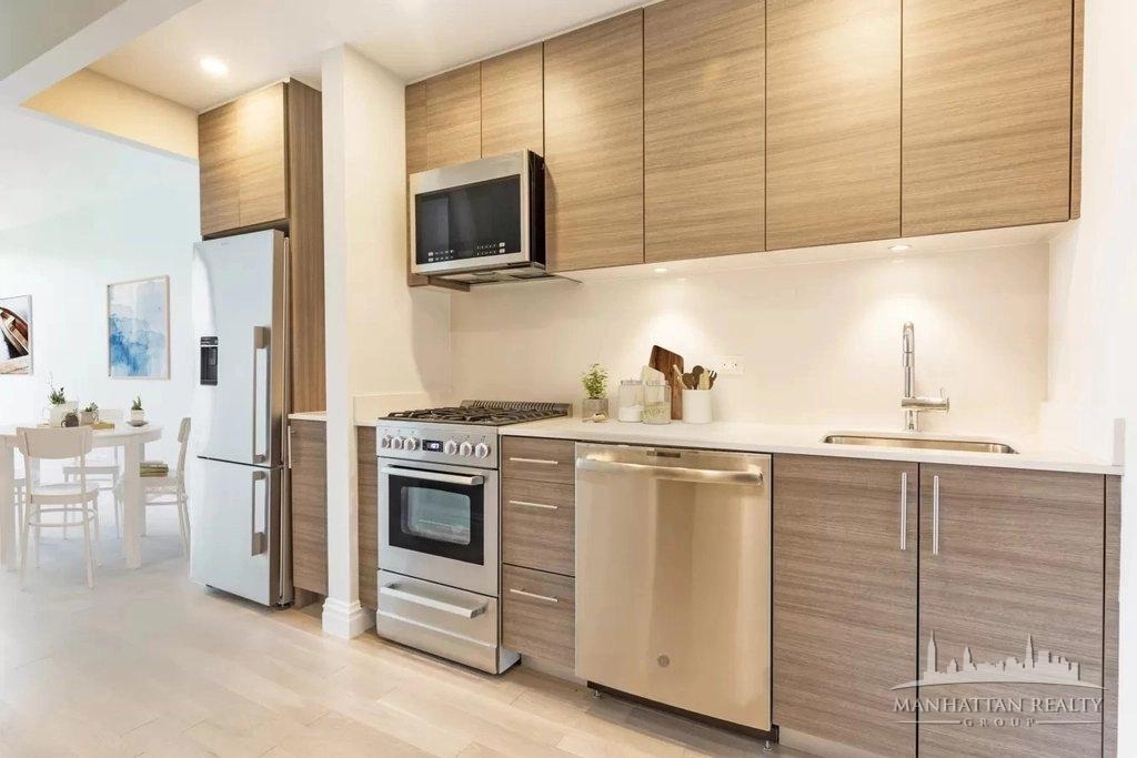W 48th St - Photo 1