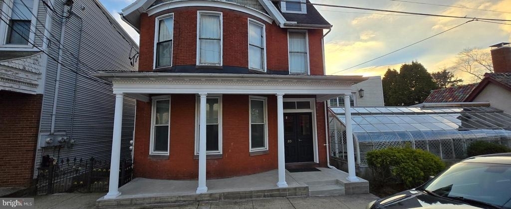 213 W Market Street - Photo 0