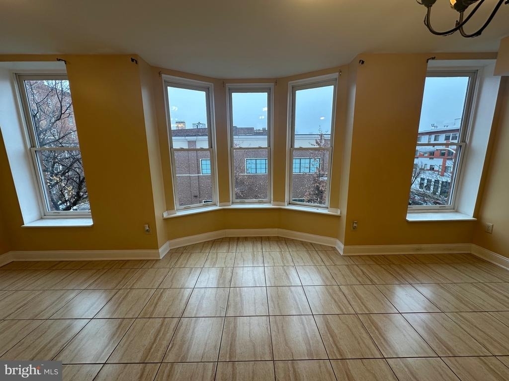 422 W Franklin Street - Photo 2