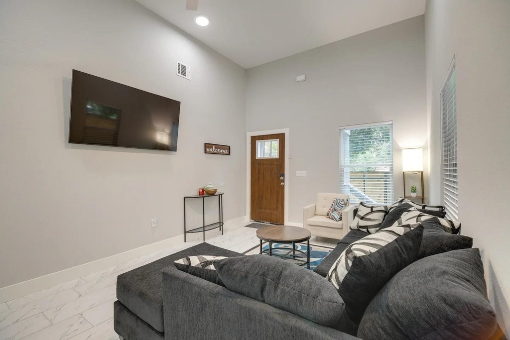 3523 Bain Street - Photo 3