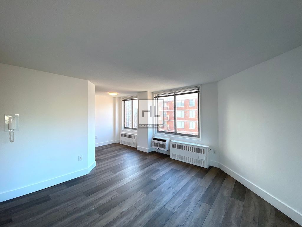 Second Avenue - Photo 0