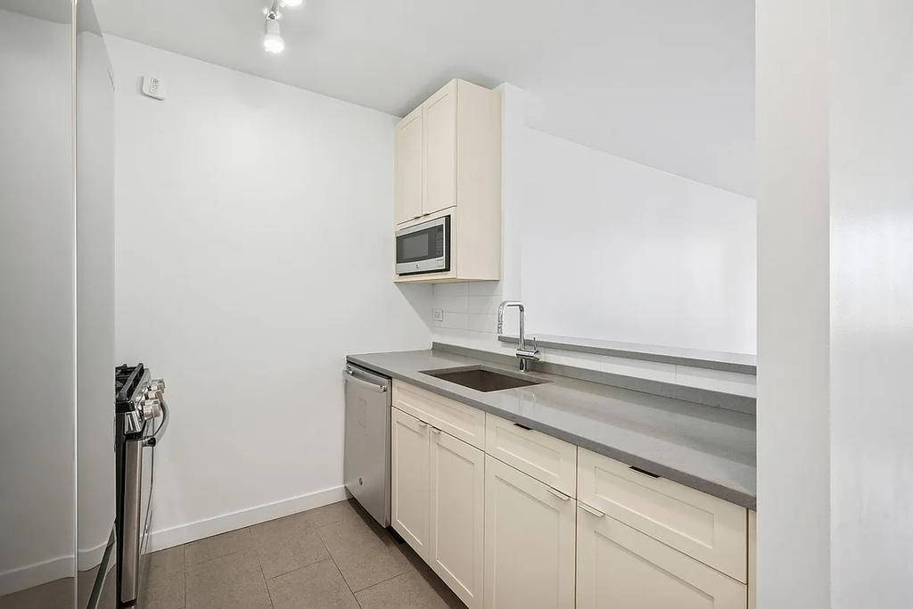 West 42nd Street - Photo 9