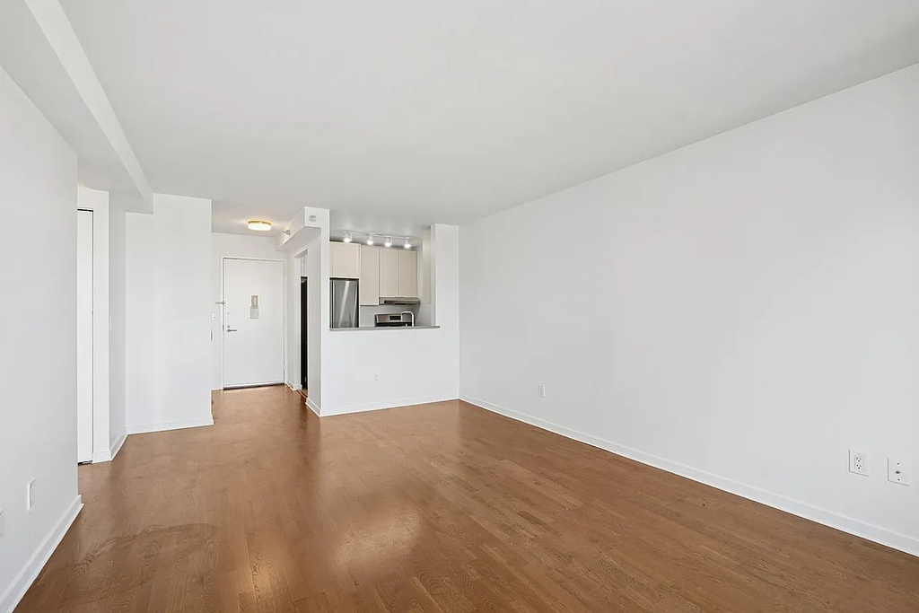 West 42nd Street - Photo 6