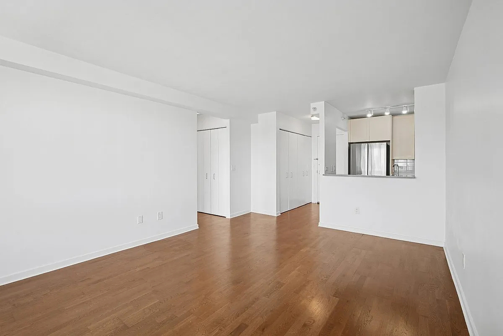 West 42nd Street - Photo 2