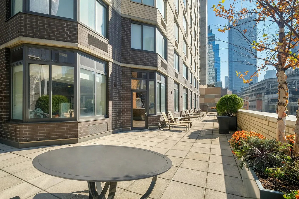 West 42nd Street - Photo 11
