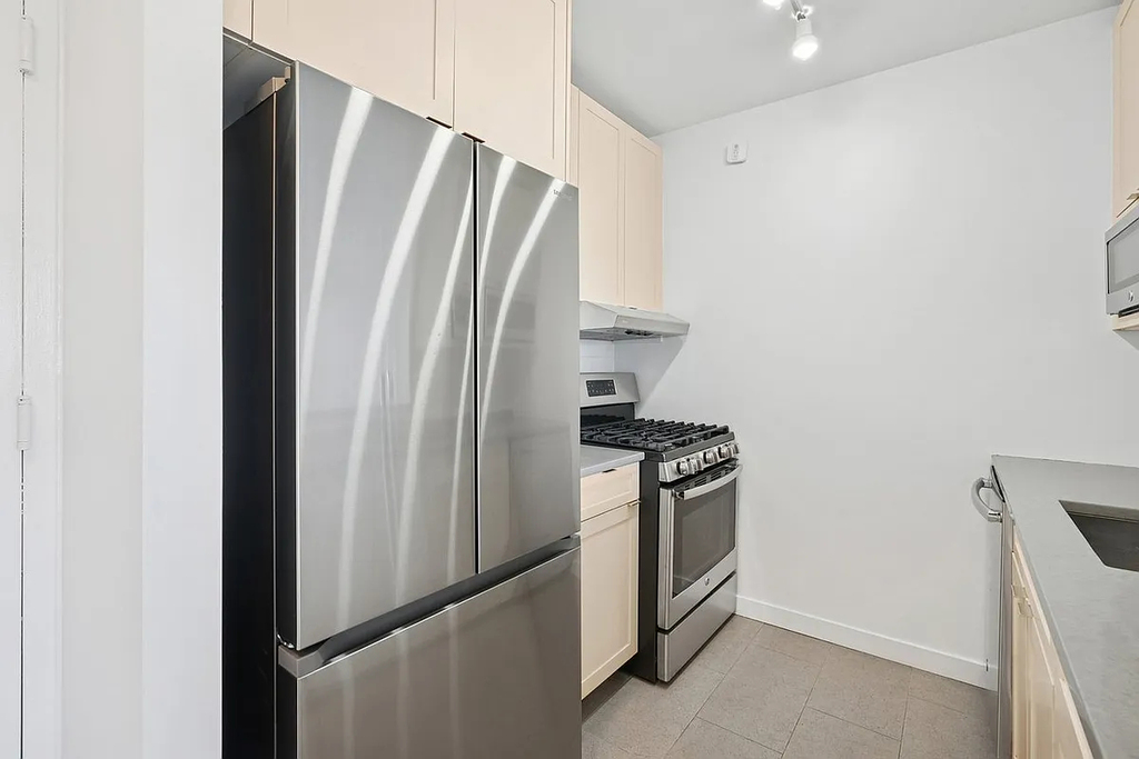 West 42nd Street - Photo 8