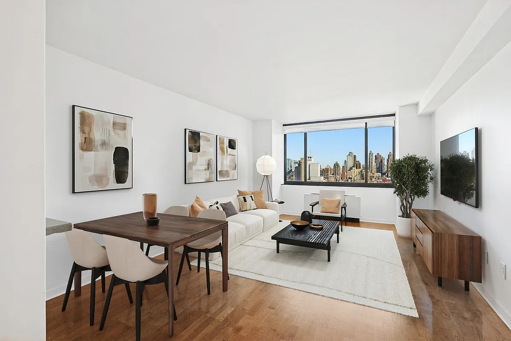 West 42nd Street - Photo 1