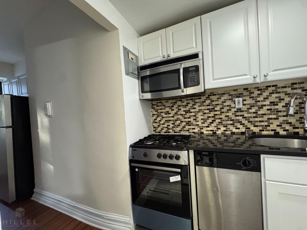 Metropolitan Avenue — Listing History and Nearby Rentals