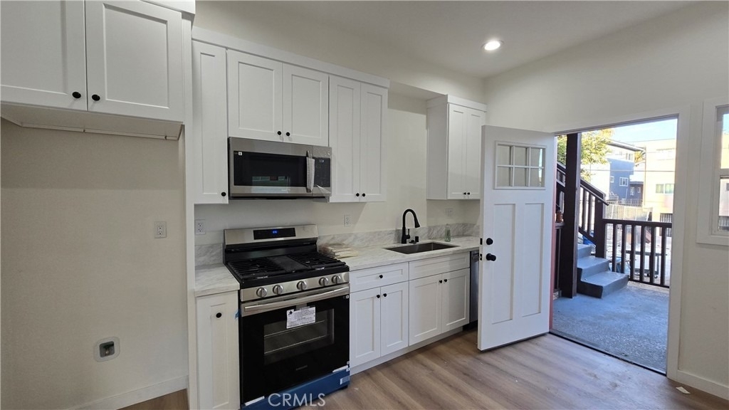 1040 Beacon - Photo 3