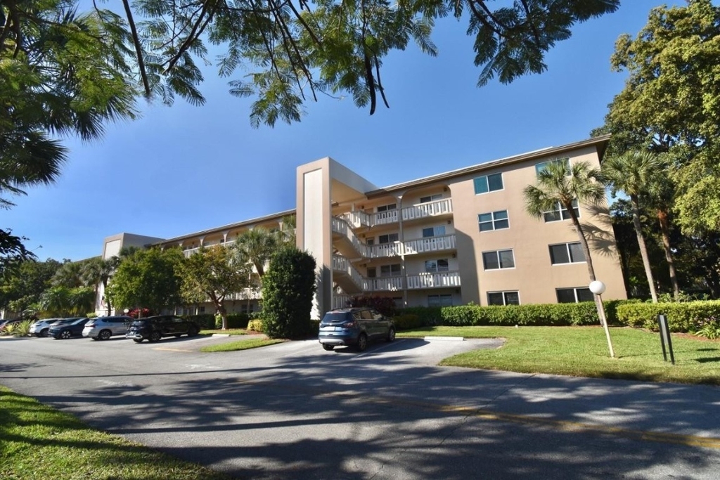 4301 Martinique Circle - Photo 0