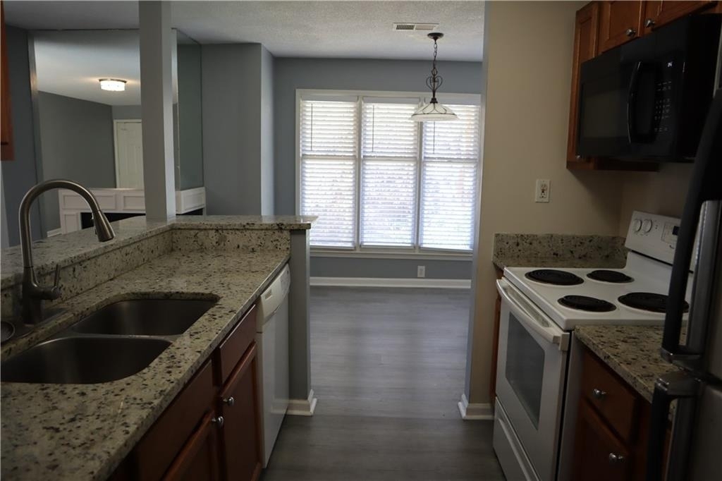 1103 Garden Court - Photo 4