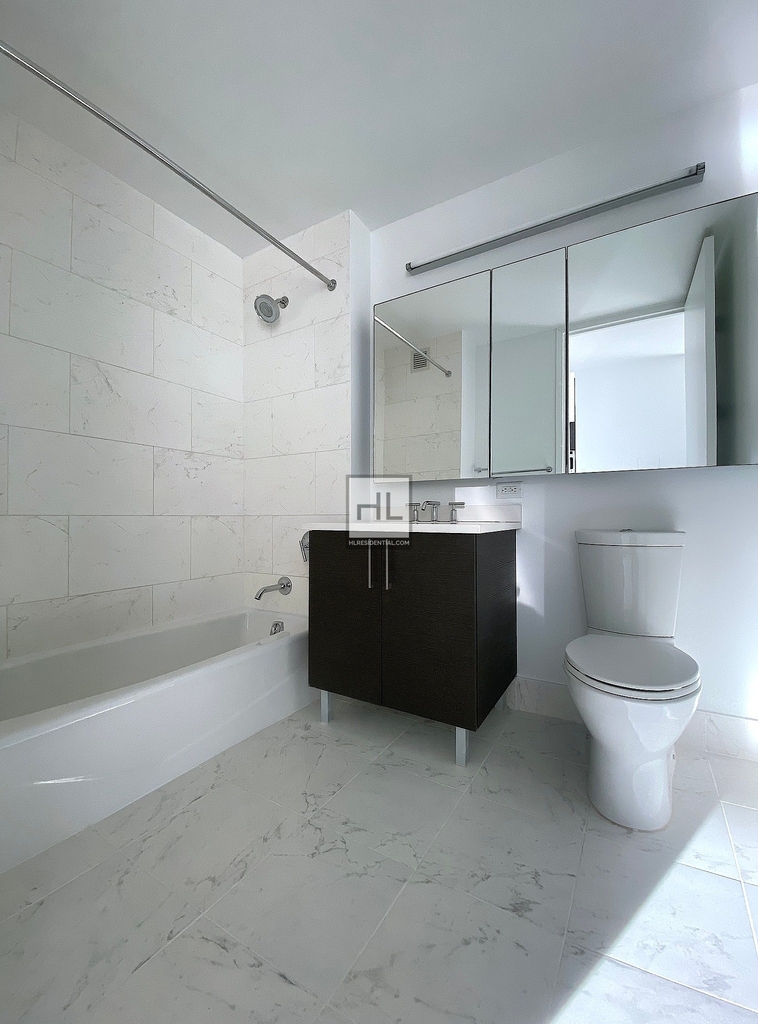 Fifth Avenue - Photo 2