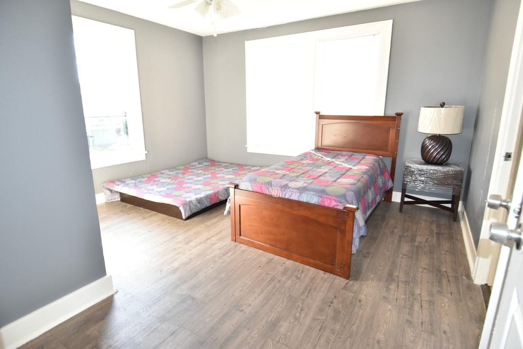 807 7th Street - Photo 3