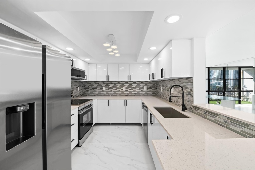 800 Parkview Drive - Photo 5