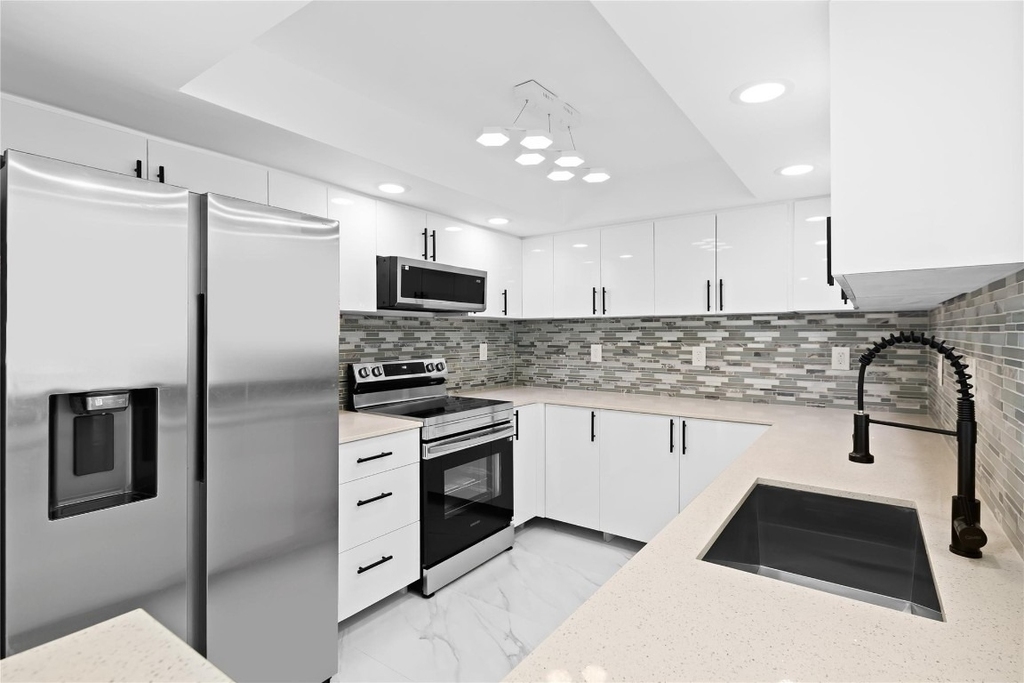 800 Parkview Drive - Photo 3