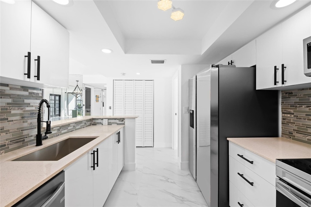 800 Parkview Drive - Photo 4