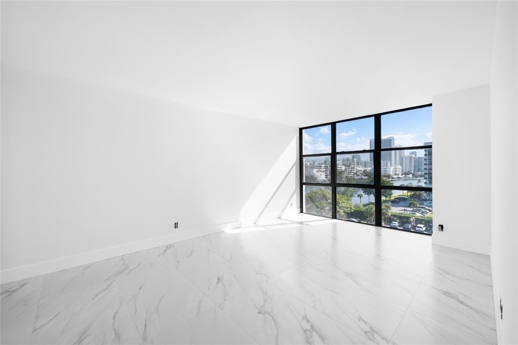 800 Parkview Drive - Photo 11