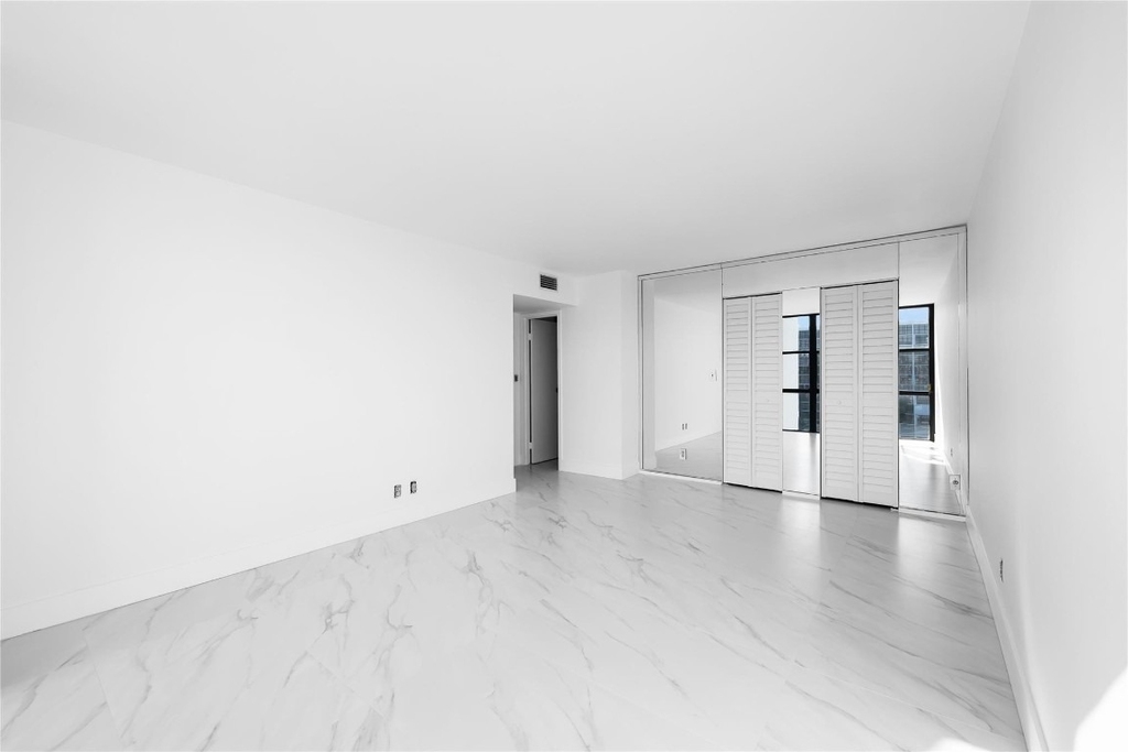 800 Parkview Drive - Photo 12