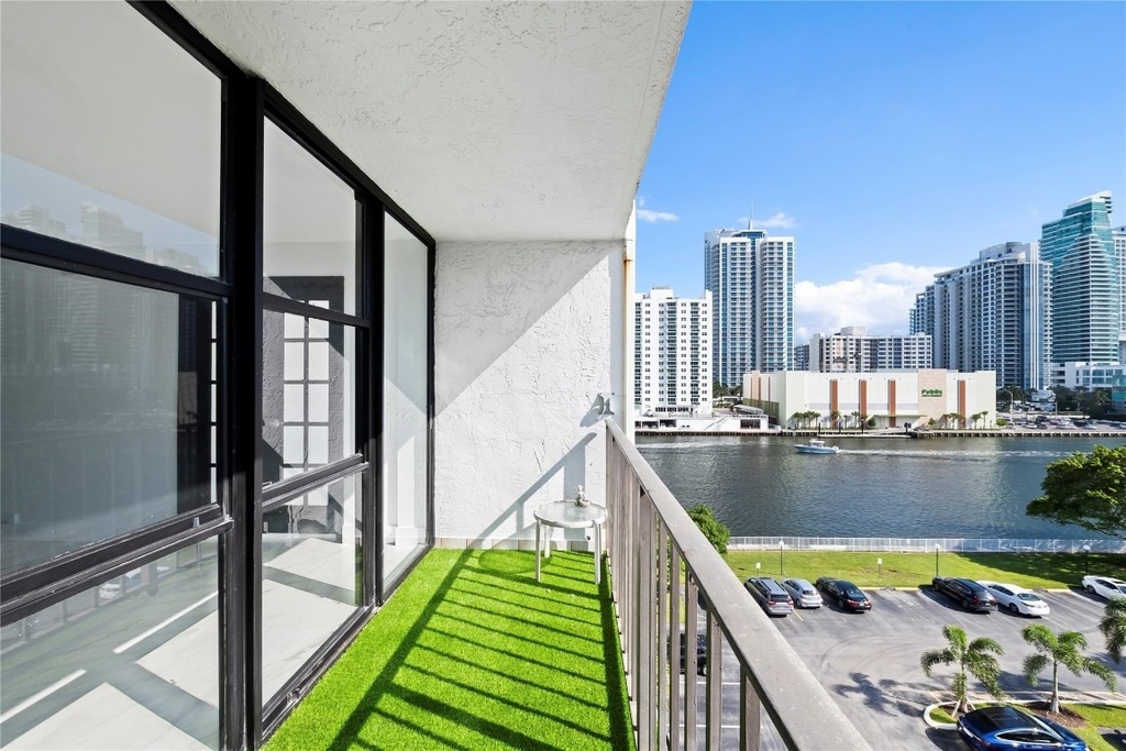 800 Parkview Drive - Photo 1