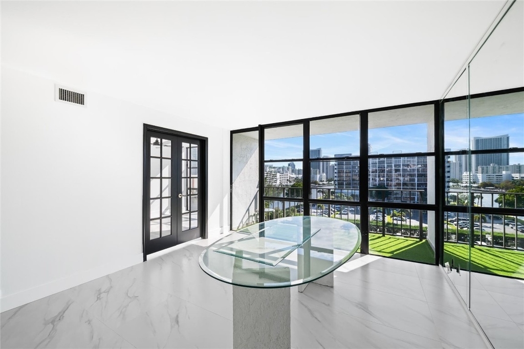 800 Parkview Drive - Photo 10