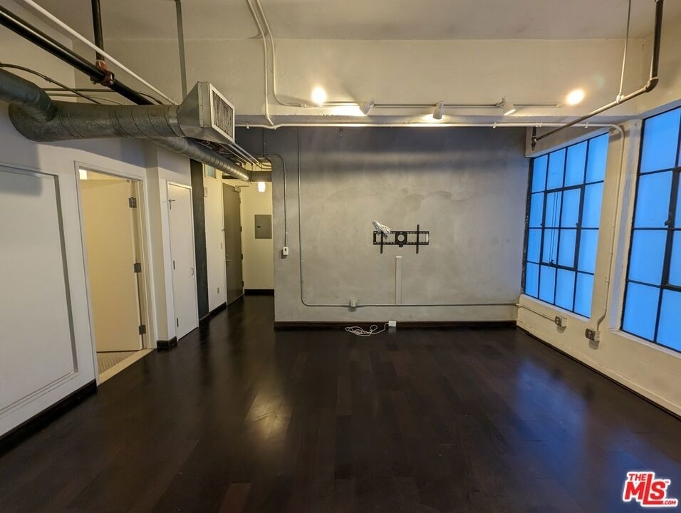 746 S Los Angeles Street - Photo 2
