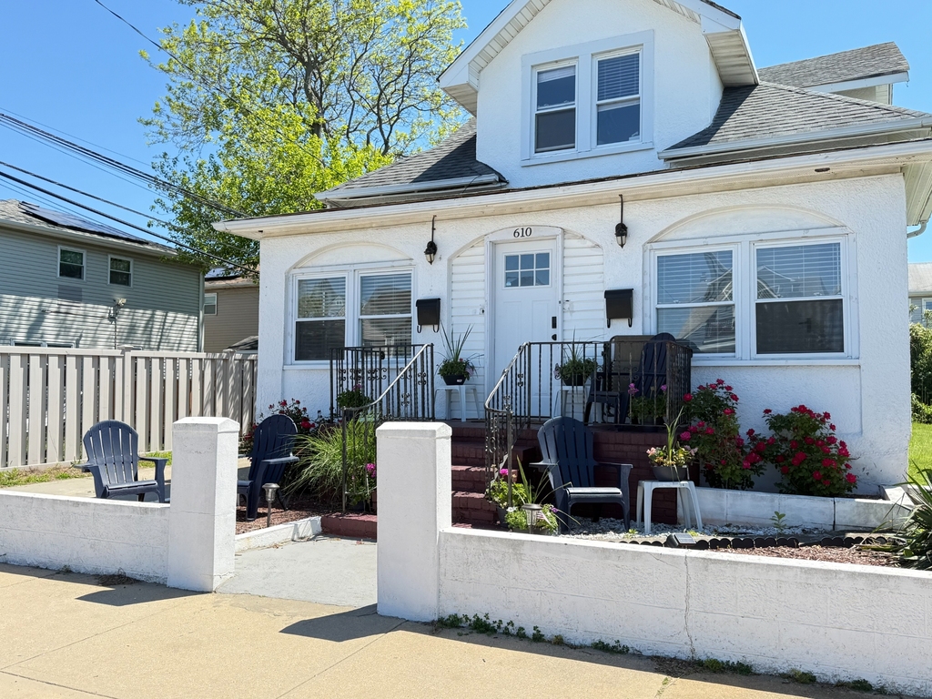610 Laurelton Boulevard - Photo 1