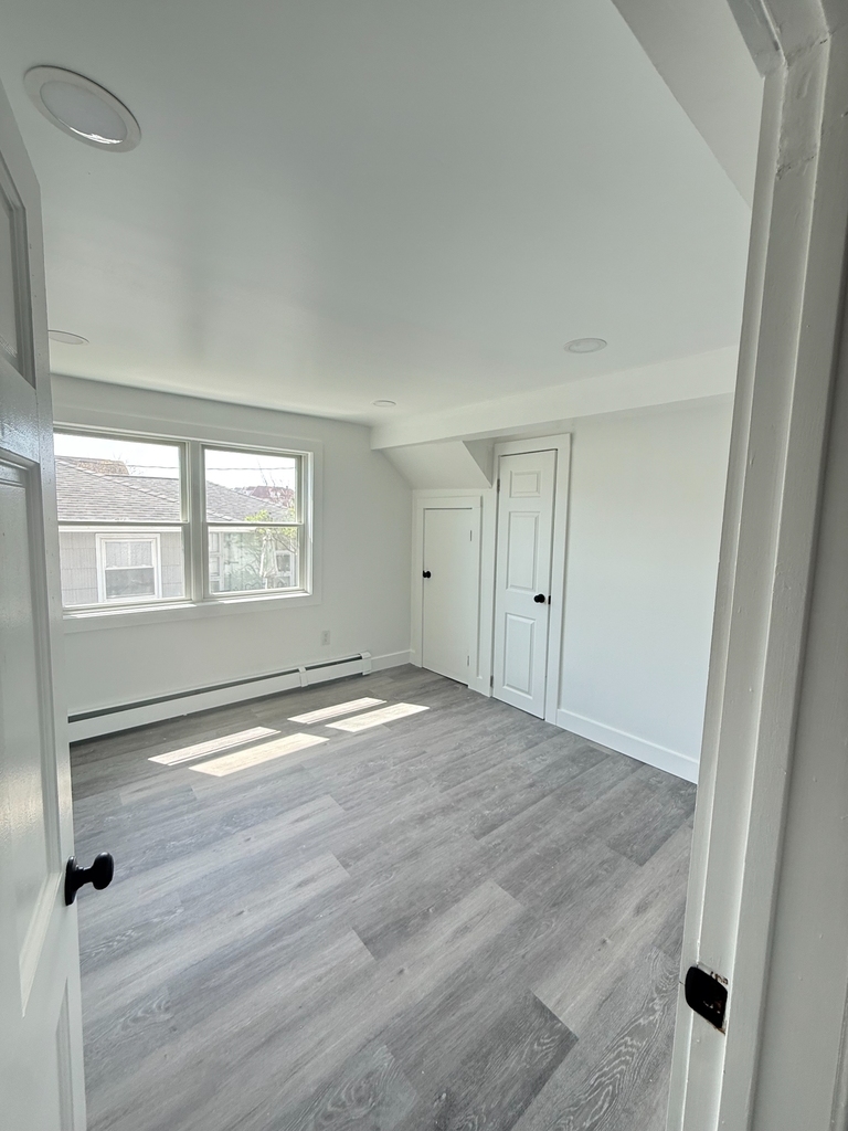 610 Laurelton Boulevard - Photo 11