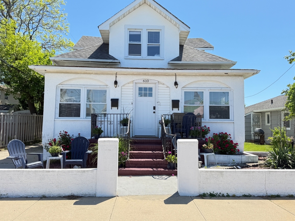 610 Laurelton Boulevard - Photo 0