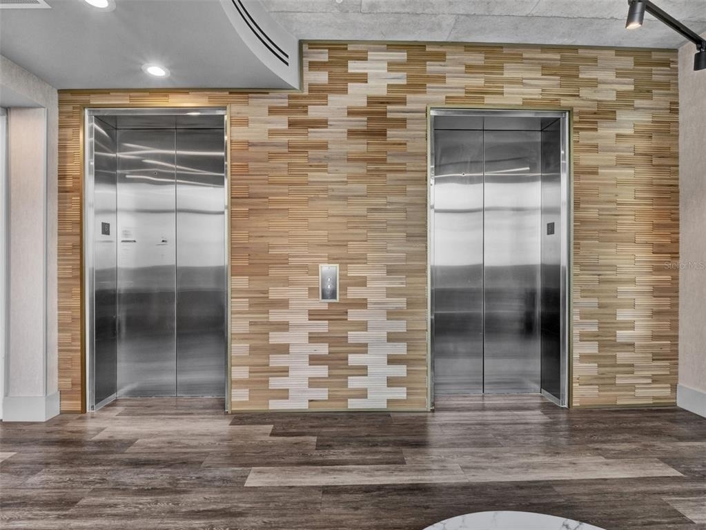 525 E Jackson Street - Photo 2