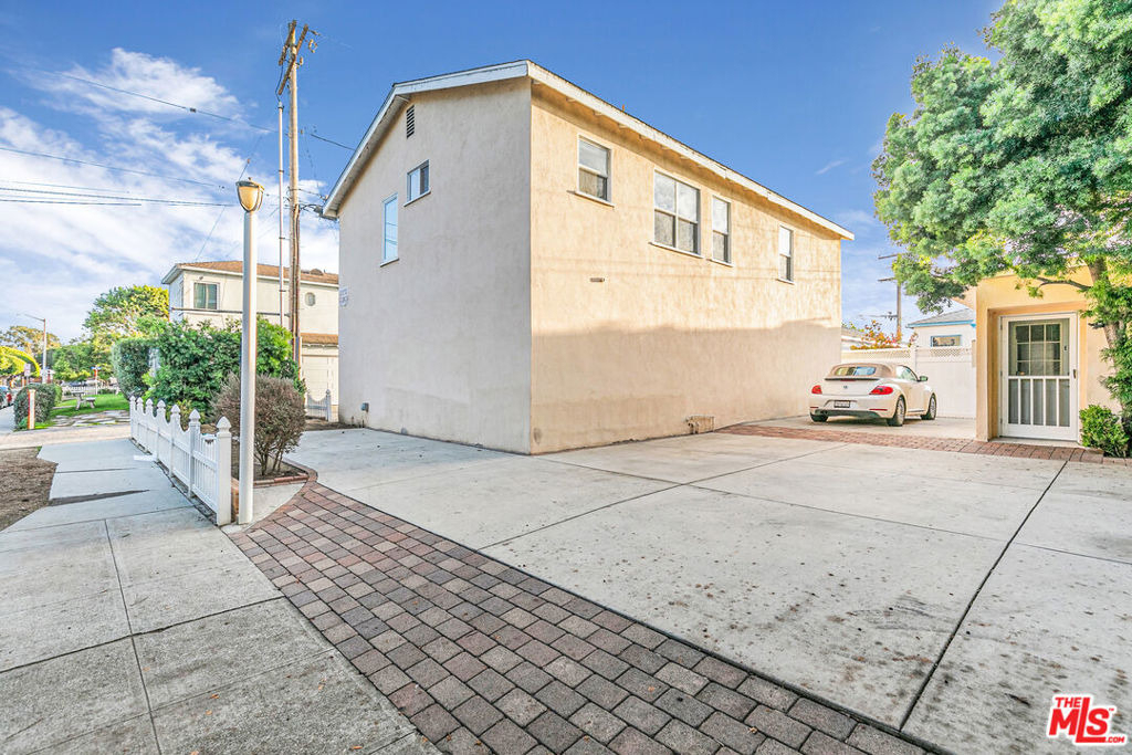 1352 Ocean Park Boulevard - Photo 11