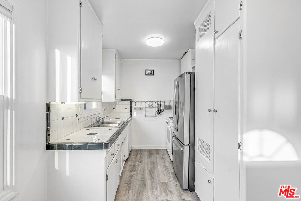 1352 Ocean Park Boulevard - Photo 4